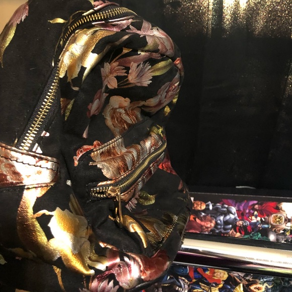 Gorgeous metallic floral print mini back pack in great condition - Picture 4 of 5